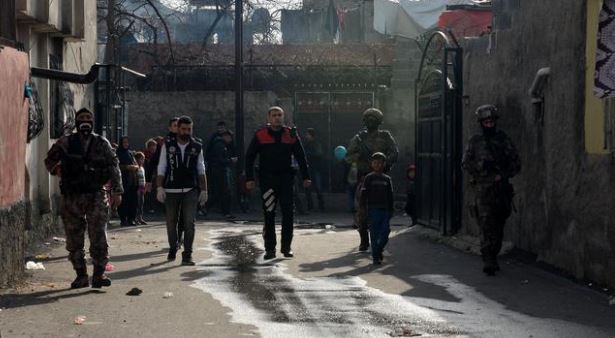 Çocuklar operasyona gelen polisleri çiçeklerle karşıladı