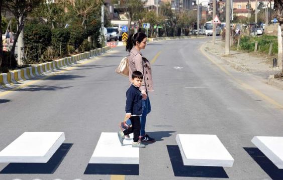 Görenler gözlerine inanamadı! Bu yolda durmamak imkansız