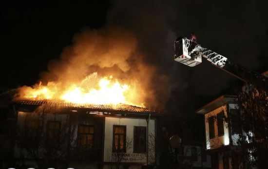 Ankara'da tarihi Hamamönü'nde yangın