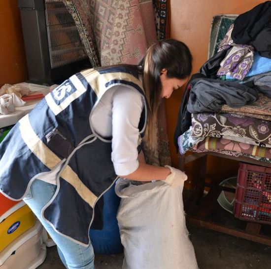 Çocuklar operasyona gelen polisleri çiçeklerle karşıladı