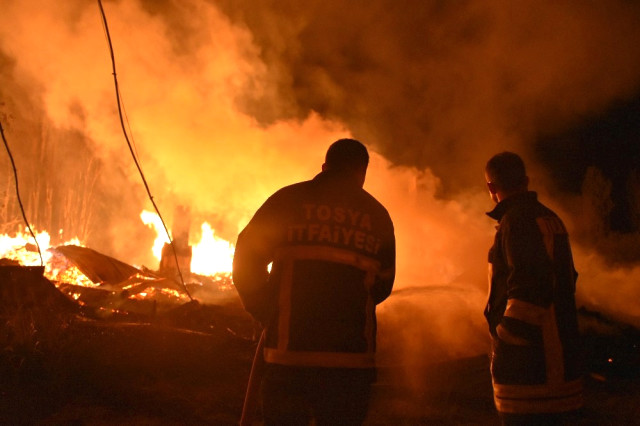 Kastamonu'daki yangında 8 ev küle döndü