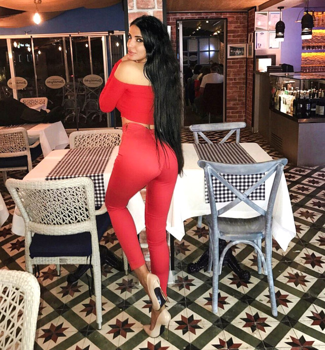 Who is Elif Celik | Brave Poses From Elif Çelik