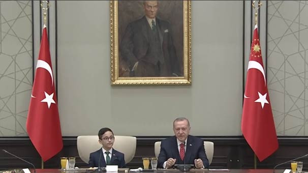 Cumhurbaşkanı Erdoğan'ın koltuğuna oturan çocuk kimdir? Ozan Sözeyataroğlu kimdir? 