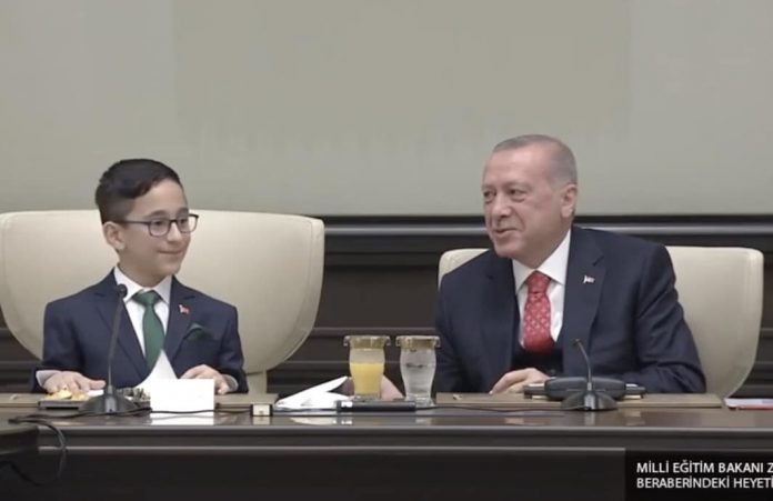 Cumhurbaşkanı Erdoğan'ın koltuğuna oturan çocuk kimdir? Ozan Sözeyataroğlu kimdir? 