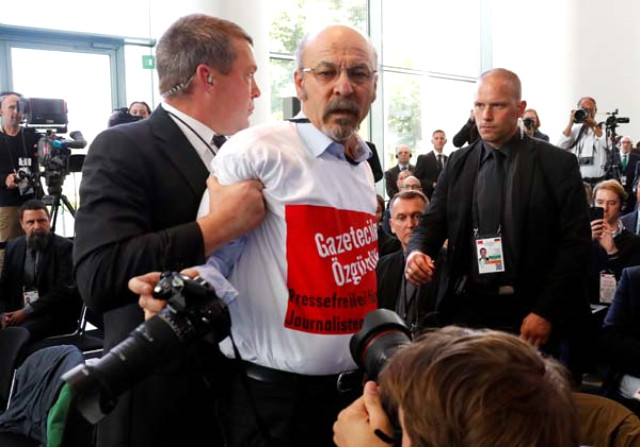 Erdoğan ve Merkel'in toplantısından atılan gazetecinin kimliği belli oldu