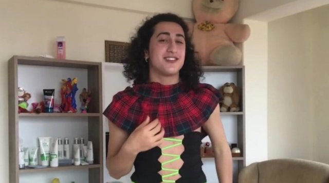 Gaga Bulut sadece erkek değil, kız çocuklarını da öpüştürmüş