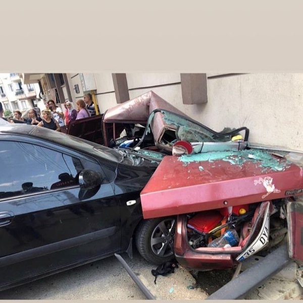 İzmir'de otomobil evin içine girdi!