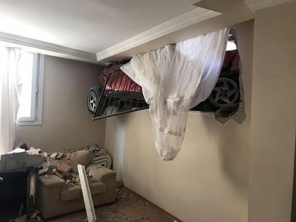 İzmir'de otomobil evin içine girdi!