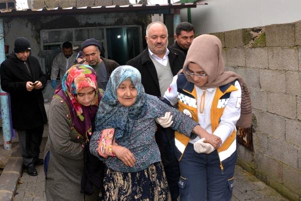 Hırsızlar yaşlı kadının evine girdi boğazını sıkıp altınlarını gasbetti