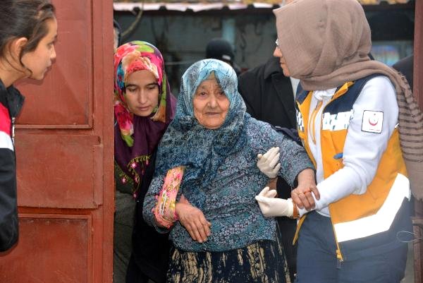 Hırsızlar yaşlı kadının evine girdi boğazını sıkıp altınlarını gasbetti