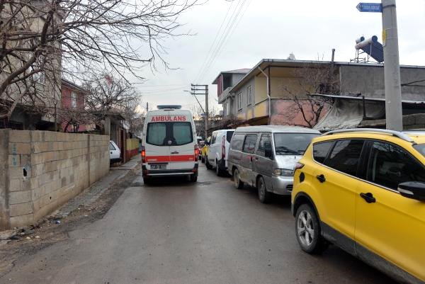 Hırsızlar yaşlı kadının evine girdi boğazını sıkıp altınlarını gasbetti