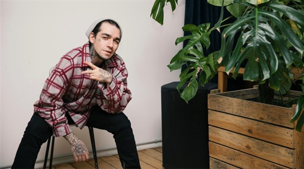 Uyuşturucuya özendirmekten yargılanan rapçi Ezhel beraat etti