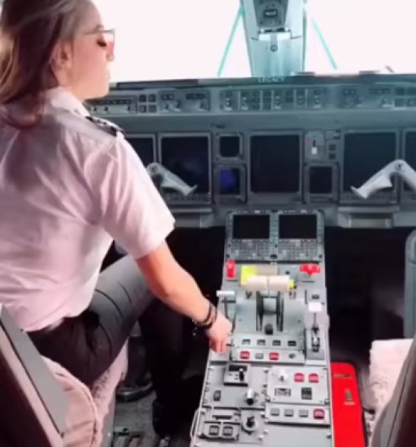 Meksikalı pilot ve hostesen uçakla 'kiki challenge'