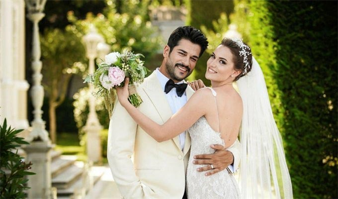 Burak Özçivit'le evli olan Fahriye Evcen hamile mi?
