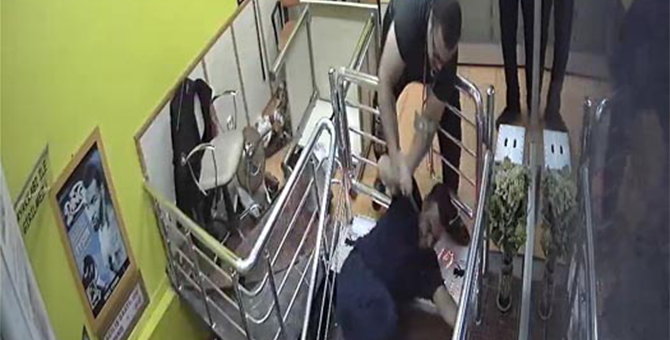 Karısına mesj atan takıntılı adamı öldürdü