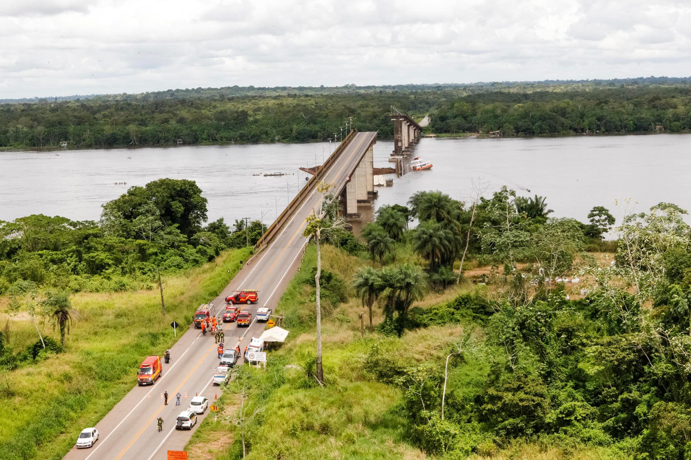 Feribot köprü ayaklarına çarptı, iki araç nehre uçtu