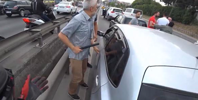 E-5'te sürücüler cop ve beyzbol sopasıyla kavga etti