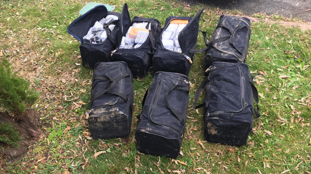 Emniyet güçleri yapılan operasyonla 7 bavul kaçak cep telefonu ele geçirildi!