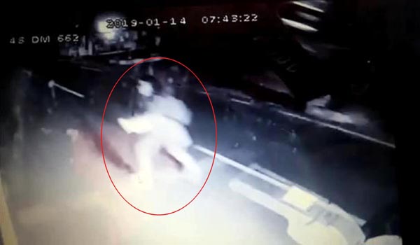 Liseli genç kız yolun karşısına geçemedi