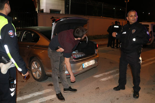 Polisten kaçtı emniyetin nizamiye kapısına çarptı