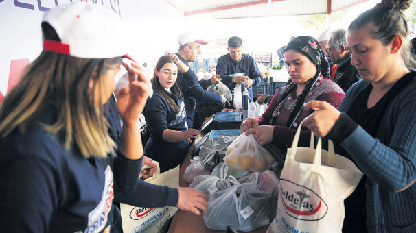 Erdoğan marketlerde ki fiyatları ekibiyle dikkatlice izliyor