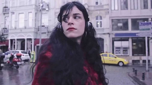 Kaan Tangöze, (5 Eylül 1973; İstanbul), Türk müzisyen. Şişli Terakki Lisesi, Bilkent Üniversitesi Otel Yönetimi ve Turizm Bölümü'nü bitirmiştir. ABD'de Seattle Üniversitesi'nde ekonomi üzerine yüksek lisans yapmıştır. Alternatif rock müziği yapan Duman grubunun solisti ve gitaristi. Solaktır. Tam adı Rıza Kaan Tangöze'dir. ABD'de eğitimini sürdürürken Yakup Trana ile beraber müzik çalışmalarına da devam etti. Seattle'da yazdığı 'LaLaLa' isimli bir parçası ABD'de yayınlanan iki toplama albümde yer aldı. 1999 yılında, Batuhan Mutlugil ve Ari Barokas'la Duman'ı kurmuştur. Duman kurulmadan önce Ari Barokas ile birlikte Mad Madame isimli grunge/cover yapan bir grupları vardı.Ocak 2006'da, Duman grubundan Batuhan Mutlugil ve Yakup Trana'yla beraber, Karanlıkta ve Tam Olsun adlı iki parçanın yer aldığı Karanlıkta isimli bir solo çalışma yaptı. Yeşim Salkım'ın Beyhude isimli parçasında vokal yaptı. Vokalistliğini yaptığı Duman grubunun şimdiye kadar 6 stüdyo albümü, 2 konser albümü ve 1 konser DVD'si vardır. 20 Ekim 2002 tarihinde Türkiye güzeli sevgilisi Ahu Paşakay evinde intihar etmiştir. 24 Mart 2010 tarihinde 5 senedir birlikte olduğu manken Seçkin Piriler ile evlenmiştir. Kaan Tangöze' nin evlendiği eşi Seçkin Piriler'den Hakan ve Volkan adında iki oğlu olmuştur. 11 Mart 2016 tarihinde Seçkin Piriler'le anlaşmalı olarak boşanmıştır.