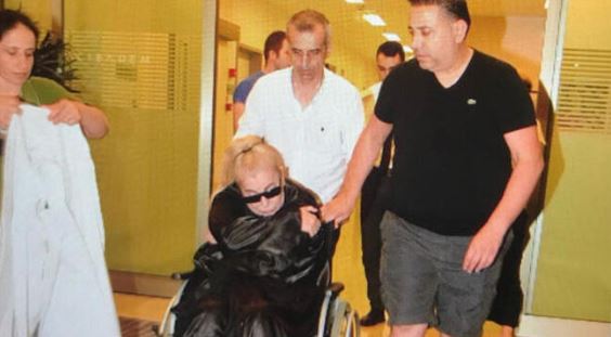 Zerrin Özer fenalaşarak hastaneye kaldırıldı