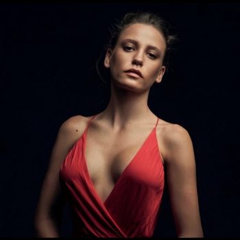 Serenay Sarıkaya dans videosu canlı izle!