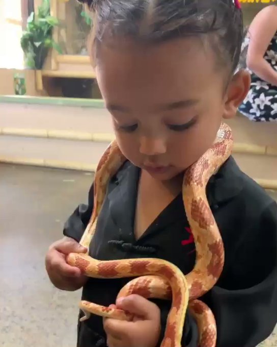 Kim Kardashian kızı ile çektiği fotoğrafına linç yedi