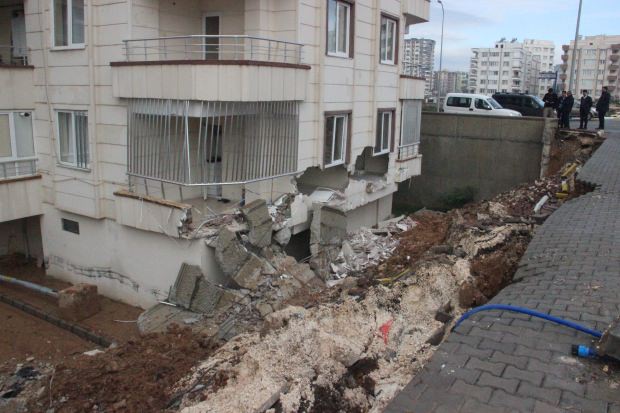 Apartman duvarı alt kattaki dairenin üzerine yıkıldı!