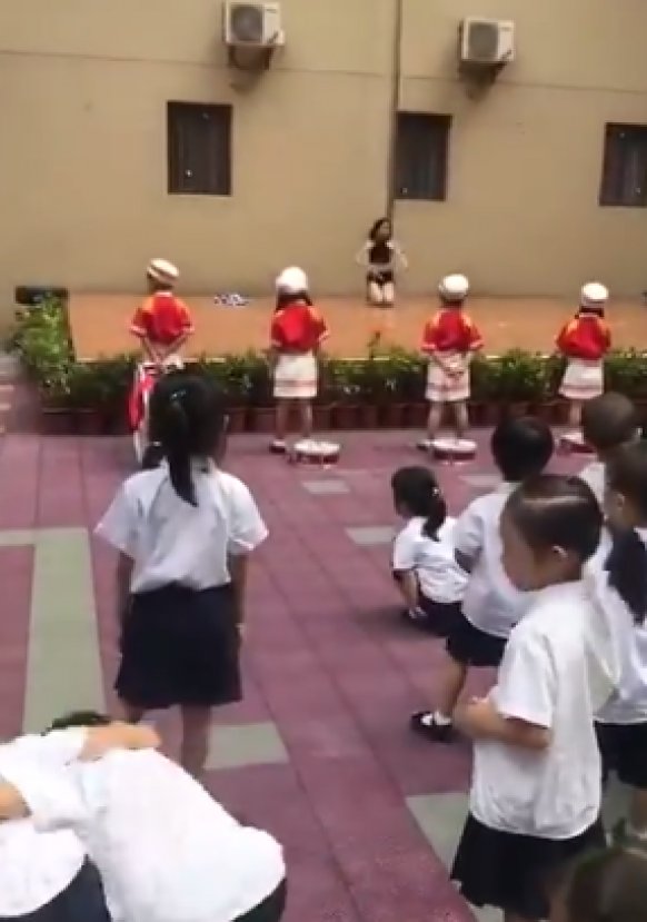 Çin'de anaokulu açılışında direk dansı skandalı!