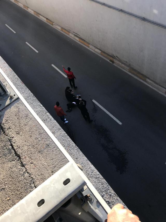 Görenler şok oldu! 10 metre yüksekten alt geçide düştü!