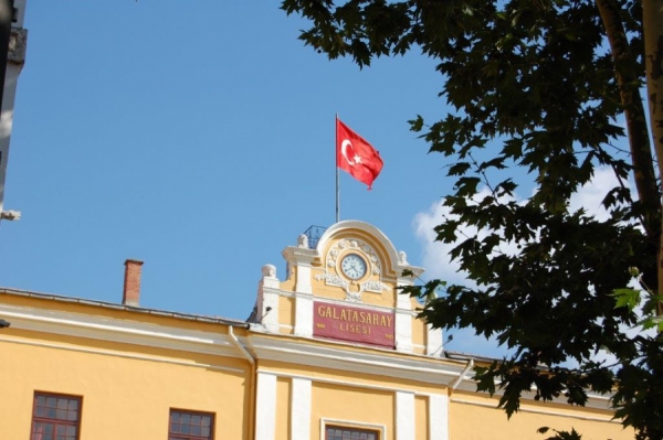 galatasaray-lisesi-ne-fenerbahceli-mudur-mu-ataniyor1566423672-900-jpg-pagespeed-ce-xyomvfkkrd.jpg
