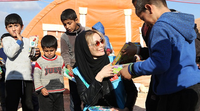 Gamze Özçelik Suriye'de Savaş Mağduru Çocuklara Yardım Etti