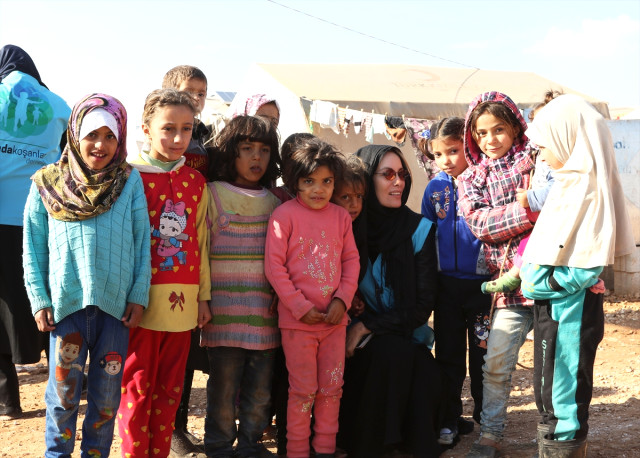 Gamze Özçelik Suriye'de Savaş Mağduru Çocuklara Yardım Etti