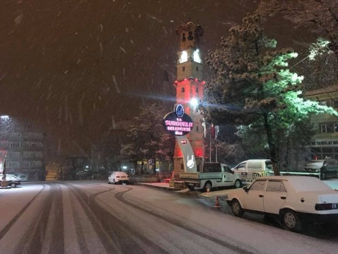 Sungurlu ilçe merkezine ilk kar yağdı