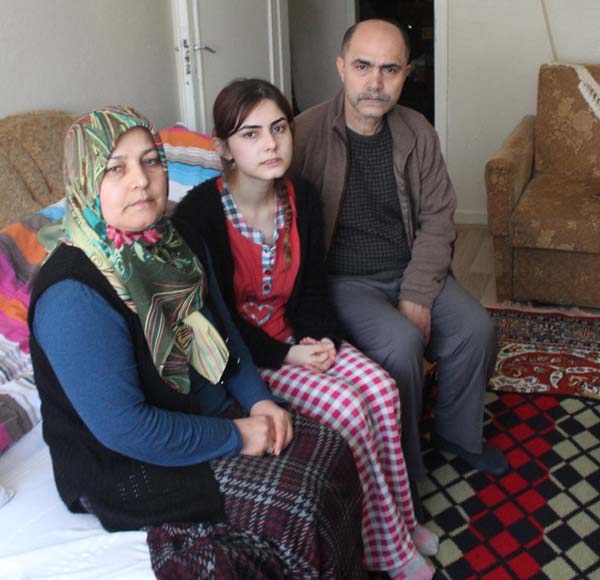 Genç Kız Sebebi Bilinmeyen Hastalığı Nedeniyle Gün Geçtikçe Eriyor