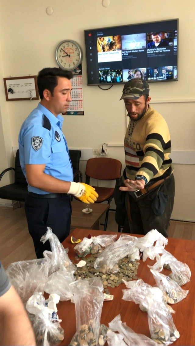 Dilencinin üzerinden Bin 200 TL bozuk para çıktı