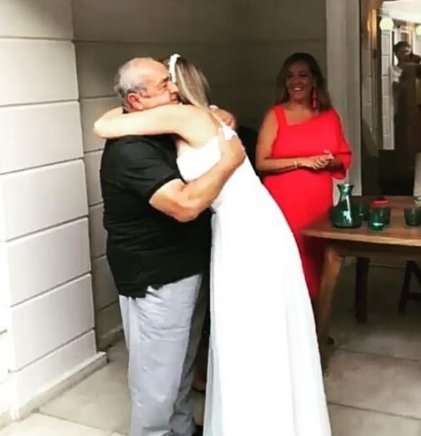 Selim Selimoğlu ile bugün evlenecek olan Bengü davul zurnayla evde çıktı