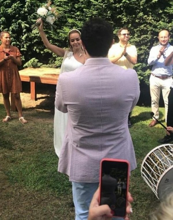 Selim Selimoğlu ile bugün evlenecek olan Bengü davul zurnayla evde çıktı