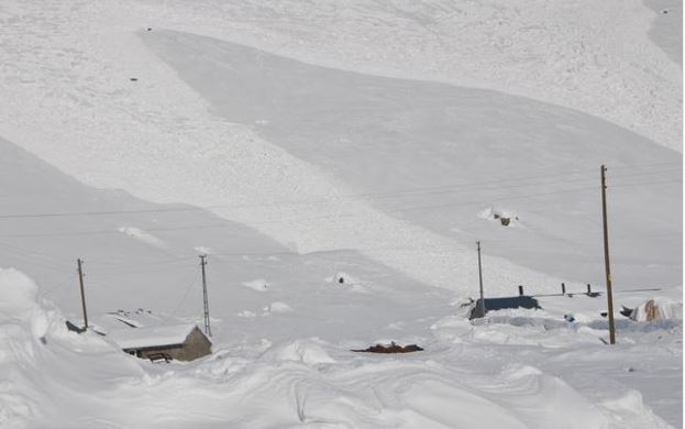 İlçe merkezine çığ düştü