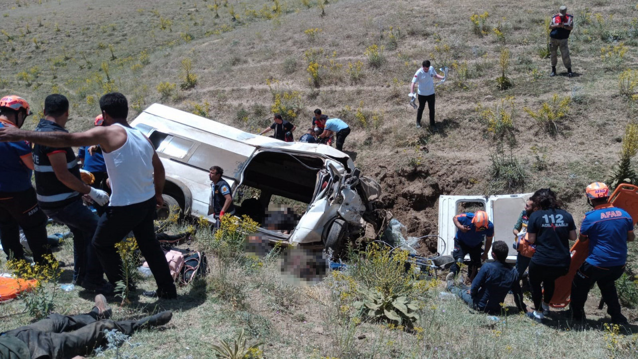 Minibüs takla attı: Çok sayıda ölü ve yaralı var...
