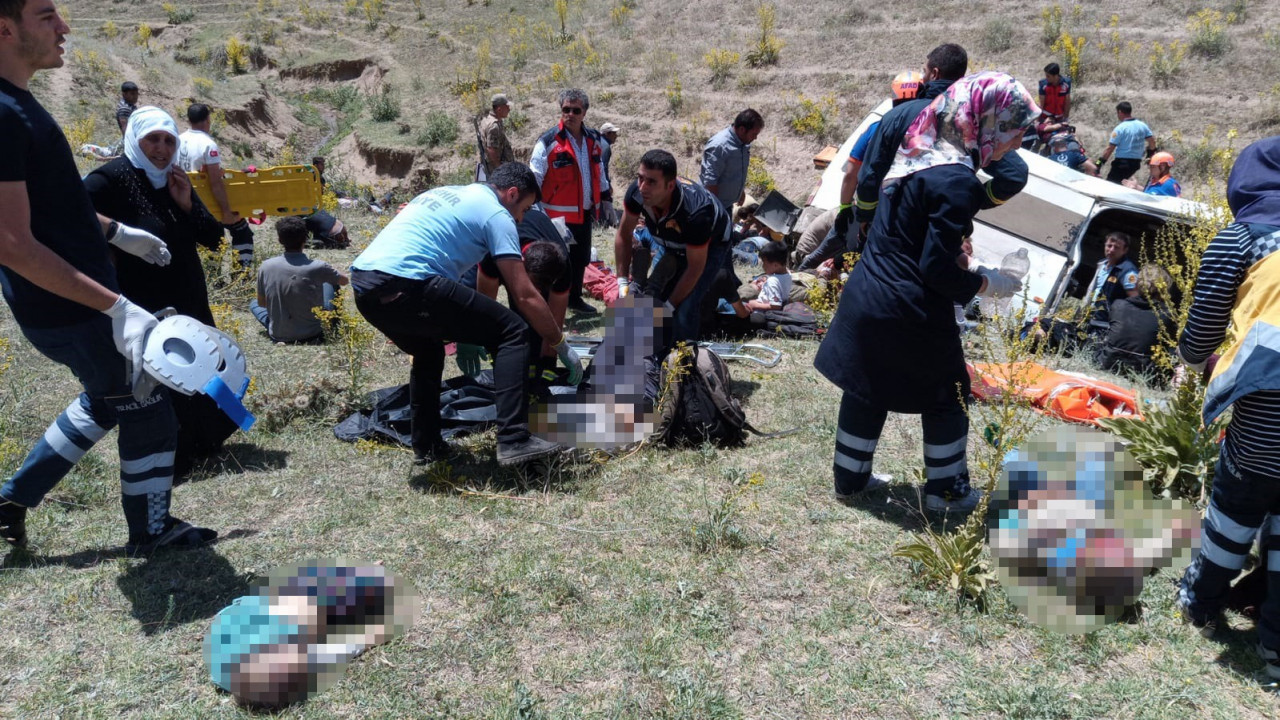 Minibüs takla attı: Çok sayıda ölü ve yaralı var...