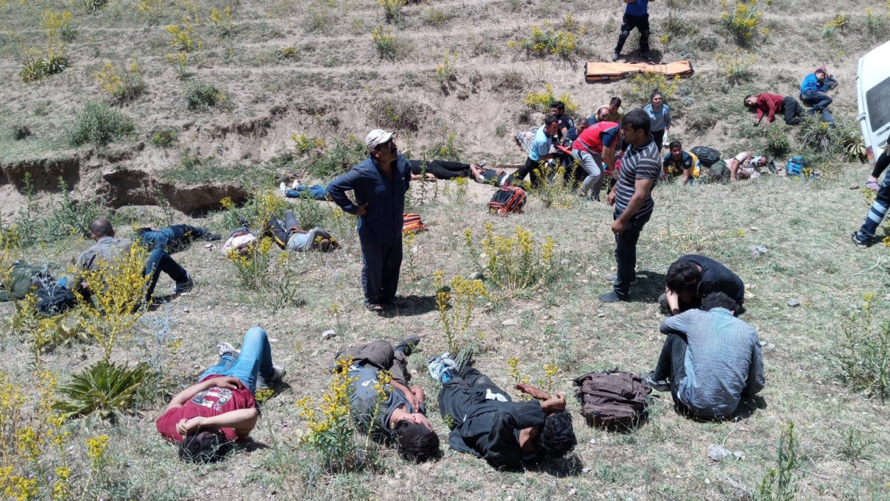 Minibüs takla attı: Çok sayıda ölü ve yaralı var...