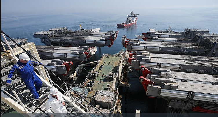 Dünyanın en büyük gemisi İstanbul Boğazı'ndan geçti!