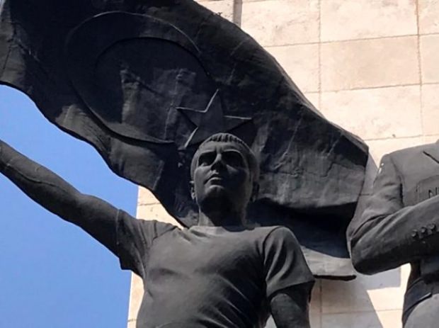 CHP'li Belediye Başkanı'ndan bir skandal daha! Atatürk heykelinin yanına kendi heykelini yaptırmış...