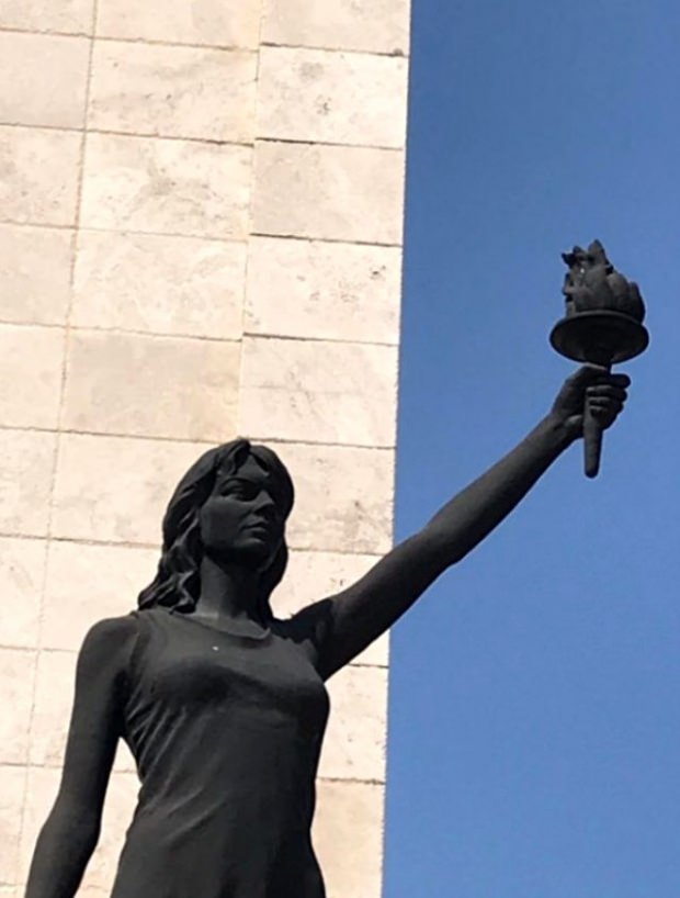 CHP'li Belediye Başkanı'ndan bir skandal daha! Atatürk heykelinin yanına kendi heykelini yaptırmış...