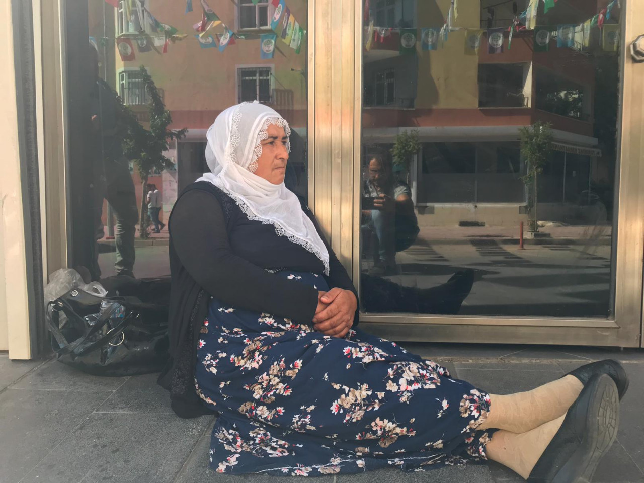 Bir anne daha HDP önünde oturma eylemi başlattı! 