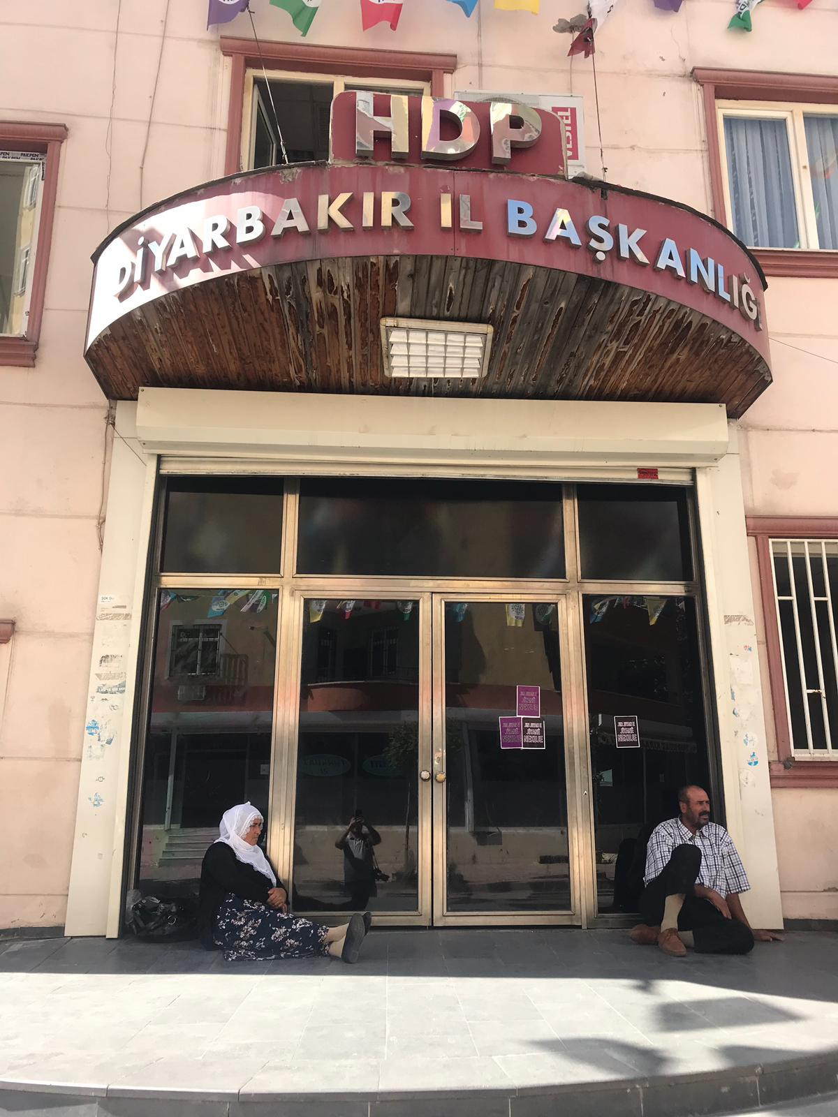 Bir anne daha HDP önünde oturma eylemi başlattı! 
