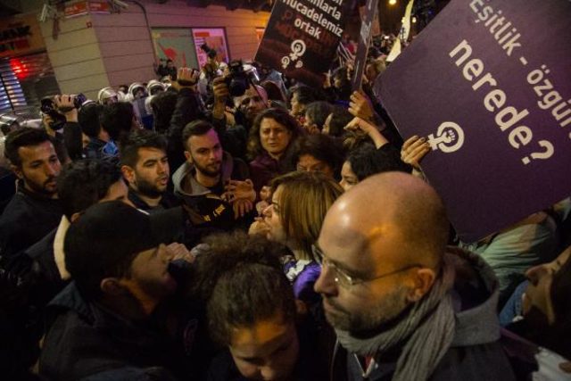 Taksim'de Dünya Emekçi Kadınlar Günü yürüyüşü gerilimi!